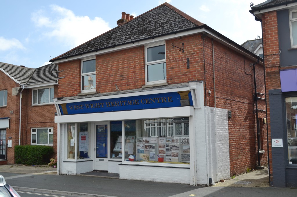 Lot: 81 - FREEHOLD DETACHED MIXED RESIDENTIAL & COMMERCIAL INVESTMENT OPPORTUNITY - View from the street
